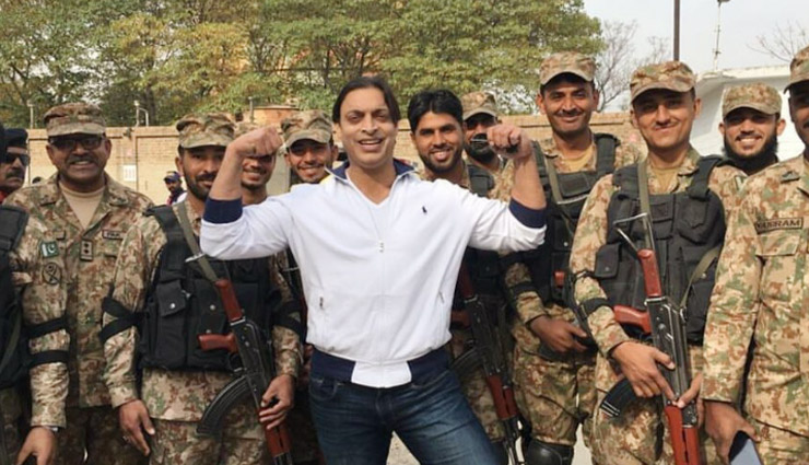 शोएब का बड़ा बयान, कहा - हम घास खा लेंगे, लेकिन पाकिस्तानी सेना का बजट बढ़ाएंगे