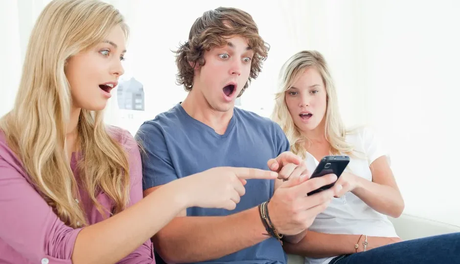 कौन बैठा, कौन लेटा... सब जानता है आपका फोन! एंड्रॉयड ऐप्स से प्राइवेसी को बड़ा खतरा