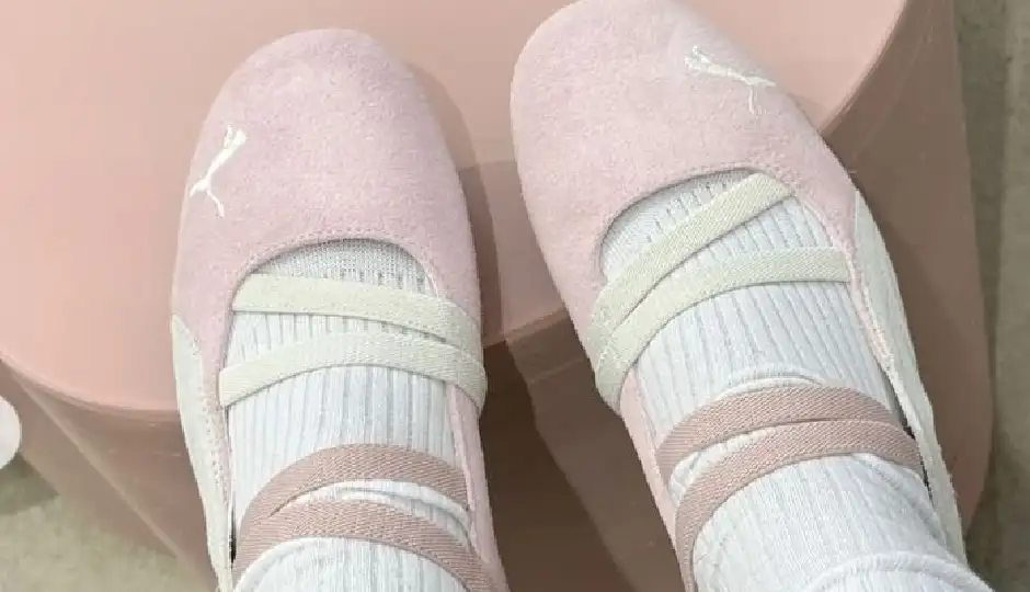 korean footwear,korean shoes,korean fashion,gen z fashion,korean style shoes,jelly shoes,transparent ballet flats,wide toe shoes,korean heels,ballet flats for women,korean clogs,stylish footwear for girls