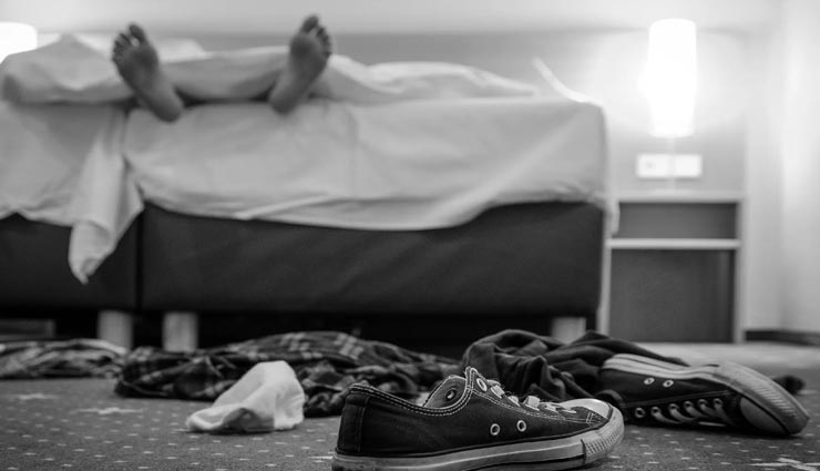 सोते समय कभी ना रखे इन चीजों को अपने पास, बढती है जीवन में नकारात्मकता