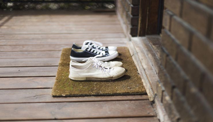 घर में कलेश का माहौल बनाती हैं जूतों से जुड़ी ये गलतियां, रहें बचकर vastu tips,vastu tips in hindi,shoes mistakes,negative atmosphere of family