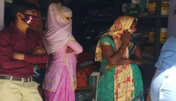 धौलपुर : दुकान के अंदर थे ग्राहक और बाहर से ताला लगा शादी में दूसरे गांव चला गया दुकानदार