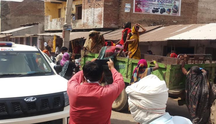 धौलपुर : बंद दुकान में लगा था ग्राहकों का जमावड़ा, पुलिस भी रह गई हैरान, ट्रैक्टर-ट्रॉली में भरकर भेजा थाने 