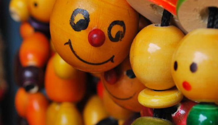 tanjore painting,tamil nadu,kathakali mask,kerala,spices,wooden articles,andhra pradesh,sandalwood articles,karnataka,things to buy from south india,south india,shopping from south india