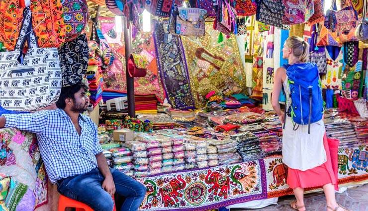 cheap places for shopping in delhi,places for shopping in delhi,delhi,shopping streets in delhi,sarojini nagar market,daryaganj,lajpat nagar central market,chandni chowk,janpath market