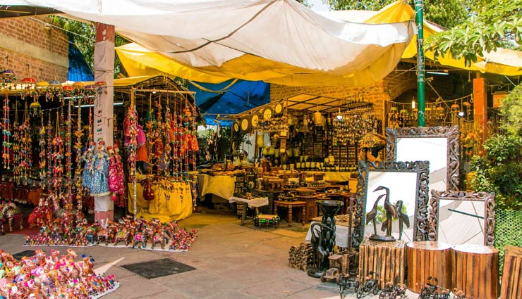 cheap places for shopping in delhi,places for shopping in delhi,delhi,shopping streets in delhi,sarojini nagar market,daryaganj,lajpat nagar central market,chandni chowk,janpath market