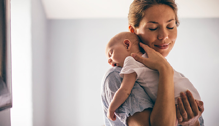 safe baby holding positions,proper ways to hold a baby,holding a newborn safely,infant holding techniques,secure baby carrying positions,safe baby handling tips,new parent baby holding guide,best positions for holding a baby,safe infant handling guidelines,child safety in holding positions