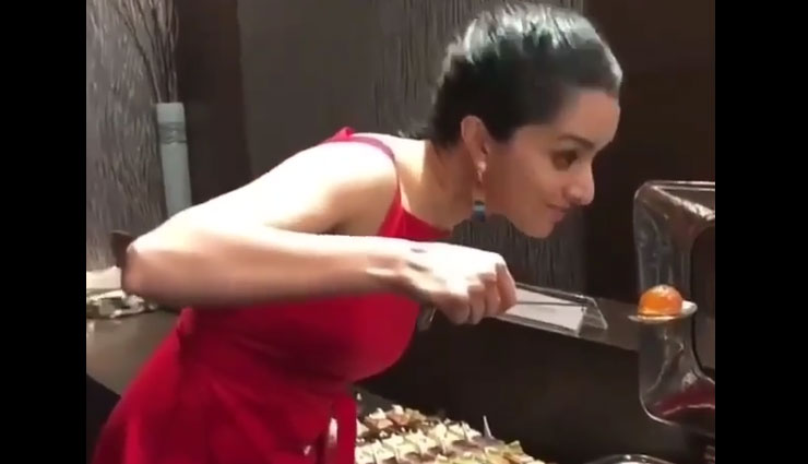गुलाब जामुन को देख कुछ यूं था श्रद्धा कपूर का एक्सप्रेशन, वीडियो होगा गया वायरल 
