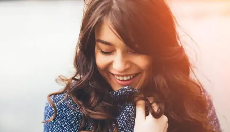 shy girl likes you,shy girl,signs girl like you,love,relationship,relationship tips