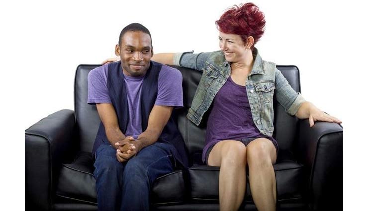 इन टिप्स की मदद से दूर होगी आपकी हिचकिचाहट, लड़कियों से कर सकेंगे खुलकर बात