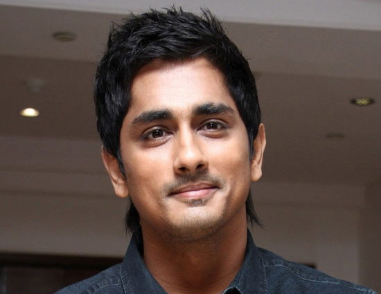 "जल्द आ रही है, 'द हाउस नेक्स्ट डोर'। पेश है हमारी पहली झलक।" : सिद्धार्थ