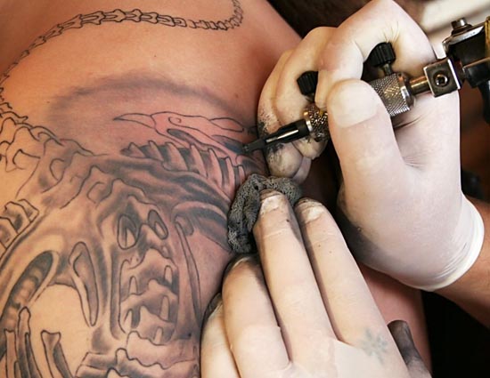 टैटू बनवाने से पहले एक बार उसके नुकसानों के बारें में जरुर जान ले