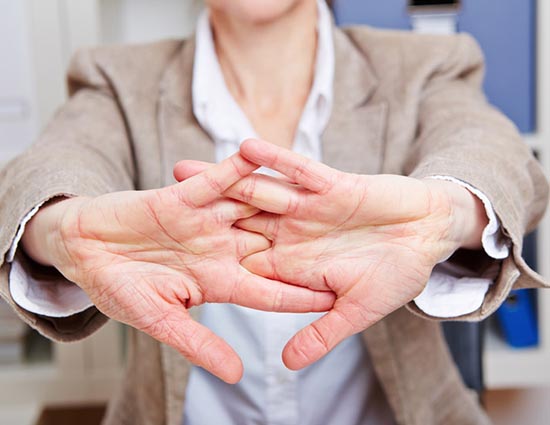 अगर आप भी उंगलियां चटकाने के शौकीन हैं तो हो जाइए सावधान, पढ़े