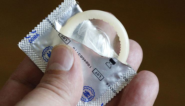 क्या आप जेब में लेकर घूमते हैं कंडोम, तो ये बातें जानना आपके लिए बेहद जरूरी carrying condom in pocket,condom care tips
