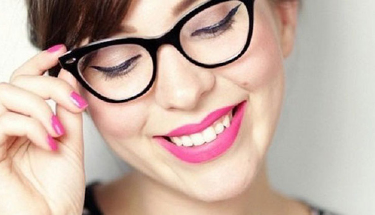 चश्मा पहनने वाली लड़कियों की खूबसूरती में लगेंगे चार चाँद, अपनाए ये ब्यूटी टिप्स
