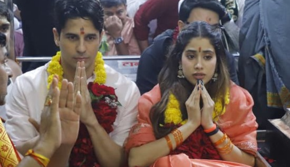 2 News : सलीम और सलमा खान के वीडियो ने जीता लोगों का दिल, फिल्म के लिए महाकाल की दर पर पहुंचे सिद्धार्थ-जान्हवी salim khan,salma khan,salim salma,salim salma video,Salman Khan,sohail khan,helen,sidharth malhotra,janhvi kapoor,param sundari,mahakal mandir,ujjain