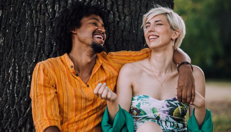 10 Signs a Guy Likes You Through His Behavior and Words