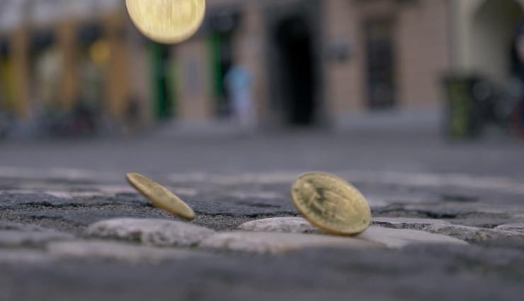 astrology tips,astrology tips in hindi,getting falling money,auspicious sign,how to use falling money on road