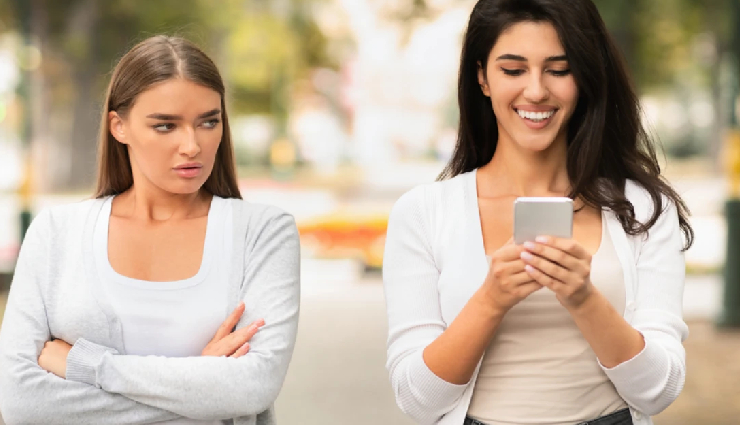 9 Signs of Envious Friends to Separate the Good from The Bad