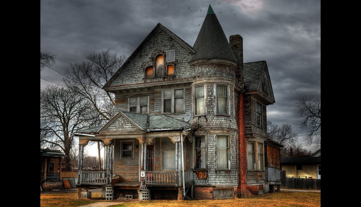 इन संकेतों से पता करें कही आपके घर में भूत तो नहीं, होने लगता है नकारात्मक शक्तियों का आभास 