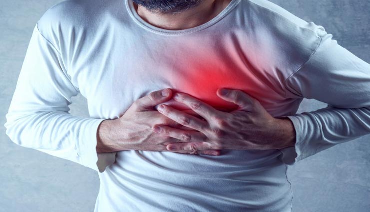 गर्मियों में ये 5 फूड बनते है सीने में जलन का कारण, जानें और बरतें सतर्कता