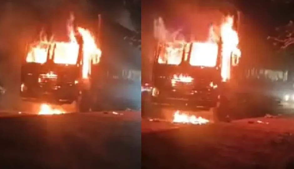 सीकर में सड़क किनारे खड़ा कंटेनर बन गया आग का गोला, ड्राइवर बाल-बाल बचा