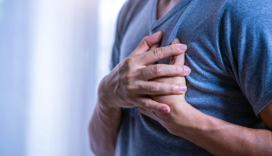 बिना तेज सीने के दर्द के भी आ सकता है हार्ट अटैक, दिल के दौरे को पहचानें इन 7 संकेतों से