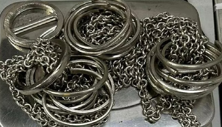 इंदिरा गांधी अन्तर्राष्ट्रीय हवाई अड्डे पर चांदी लेपित सोने के आभूषण के साथ कुवैत के तीन नागरिक गिरफ्तार, कीमत 2 करोड़ रूपये