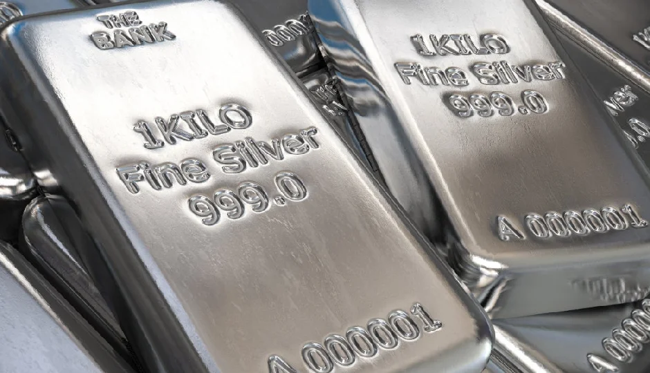 17 हजार रुपये टूटी चांदी, निवेशकों में हलचल, अब आगे क्या गिरावट जारी रहेगी या आएगा उछाल?