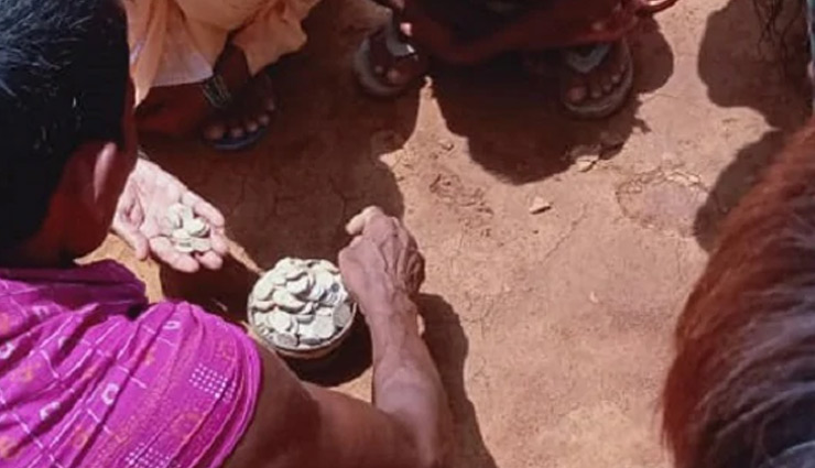 खुदाई में मिला मुगलकालीन खजाना, घड़े के अंदर से निकले 500-600 चांदी के सिक्के mughal,silver coins,palamu jharkhand,mughal pot,weird news