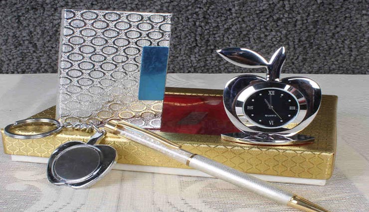 vastu tips,vastu tips in hindi,gifts in vastu,gifts bring happiness