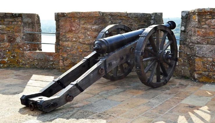 यहाँ दुश्मनों पर तोप से चलाए गए थे चांदी के गोले weird news,weird incident,churu fort,silver shells by cannon
