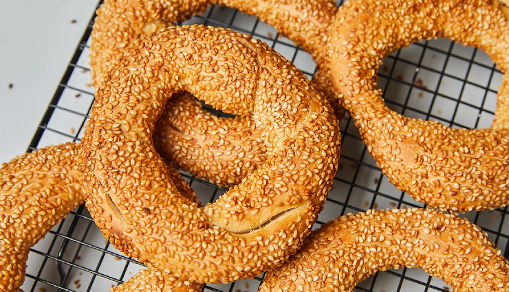 turkish cuisine,turkish dishes,must-try turkish food,turkish pretzel simit,turkish apple tea,ezogelin soup,menemen breakfast,gözleme crepe,mantı ravioli,kumpir baked potato,köfte meatballs,perde pilav,turkish mezze,turkish kebap,baklava pastries,dondurma ice cream,turkish delights lokum,turkish street food,ottoman cuisine,best turkish foods