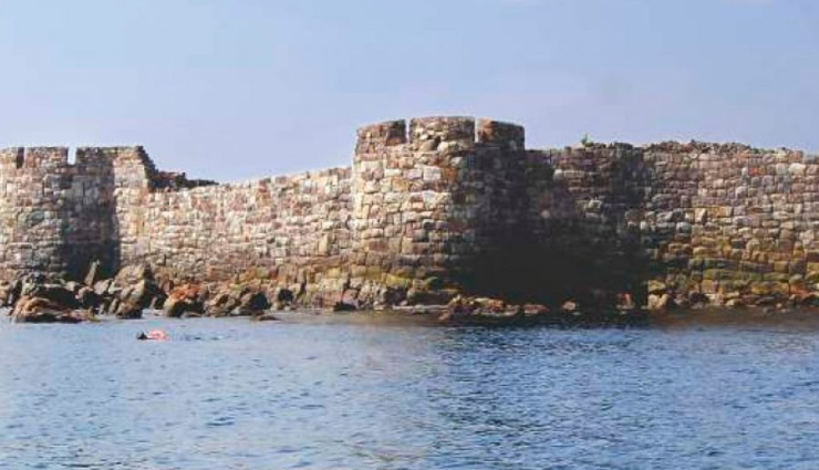 indian forts,tourism,agra,agra fort,red fort,delhi,himachal pradesh,gwalior fort,chittorgarh fort,kila,kumbhalgarh fort,rajasthan,mehrangarh fort,travel,holidays,travel guide,india tourism