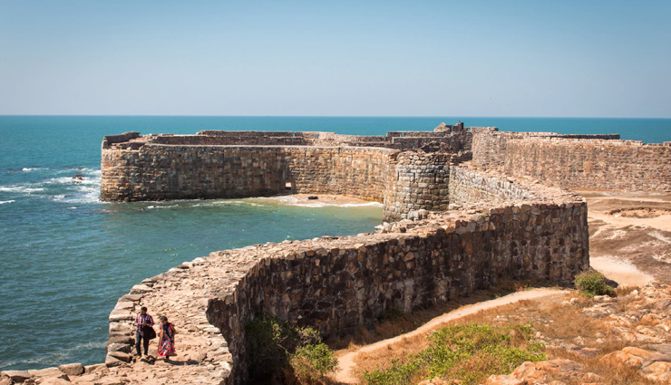 महाराष्ट्र के समुद्री तट पर स्थित हैं सिंधुदुर्ग किला, अभी हैं यहां घूमने का बेहतरीन समय, जानें इसके बारे में सबकुछ 