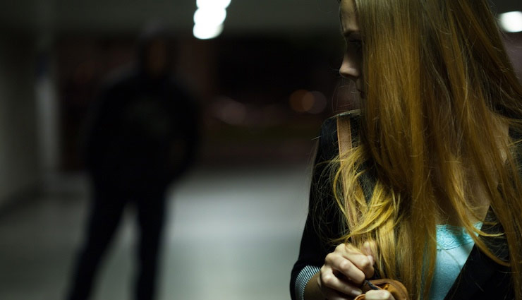 महिला के चक्कर में सिंगापुर से नोएडा पहुंचा युवक, बोला- मेरे अंदर उसके पति की आत्मा