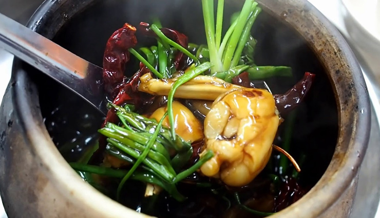 frog porridge,hainanese chicken rice,char kway teow,bak chor mee,sambal stingray,singapore,street food in singapore,street food