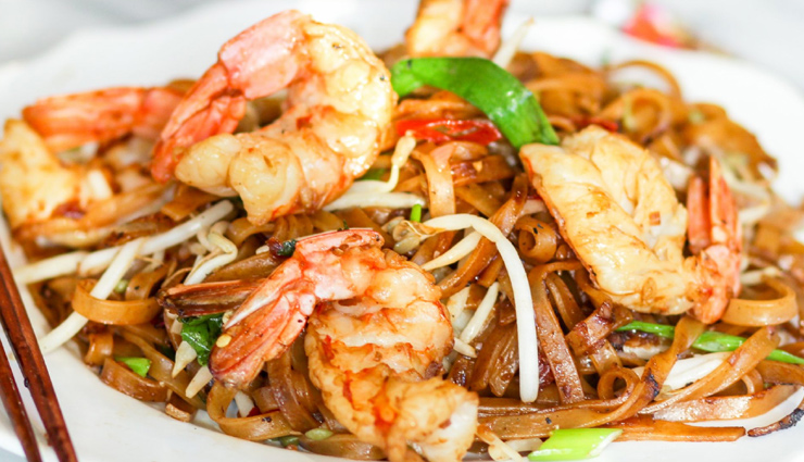 frog porridge,hainanese chicken rice,char kway teow,bak chor mee,sambal stingray,singapore,street food in singapore,street food