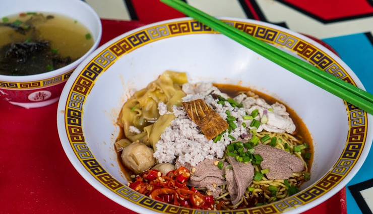 frog porridge,hainanese chicken rice,char kway teow,bak chor mee,sambal stingray,singapore,street food in singapore,street food