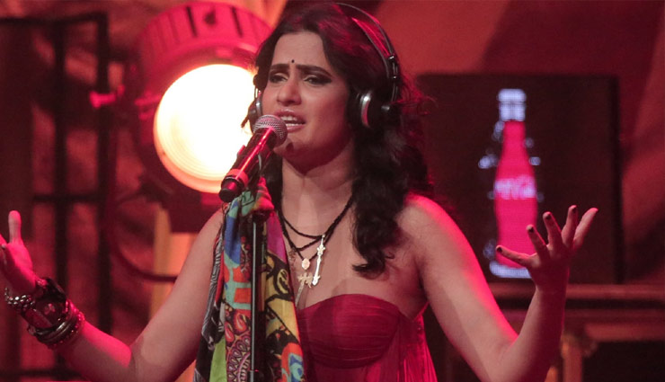 छोटे कपड़ों में सूफी गाना गाने को लेकर सोना मोहपात्रा को मिली धमकियां, पुलिस से सुरक्षा की लगाई गुहार