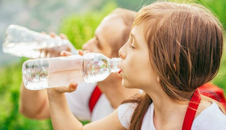 water chestnut nutrition facts,singhara aquatic vegetable,indian water chestnut recipes,singhara flour uses,nutritional benefits of singhara,navratri recipes with water chestnut,singhara chapati and pakora recipes,cooking with singhara in india,water chestnut cultivation methods,health benefits of aquatic vegetables