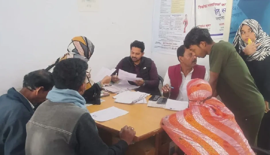 SIR फॉर्म का असर: मायके की ID ने फिर से जोड़ दिए बिछड़े रिश्ते, 'रूठे' परिवारों का हुआ मिलन sir campaign india,voter list revision,epic id update,2003 voter list search,emotional reunion sir,love marriage voter id cases,family reunion through documents,delhi voter list update,sir form process,voter list verification india,electoral roll revision,online voter search 2003