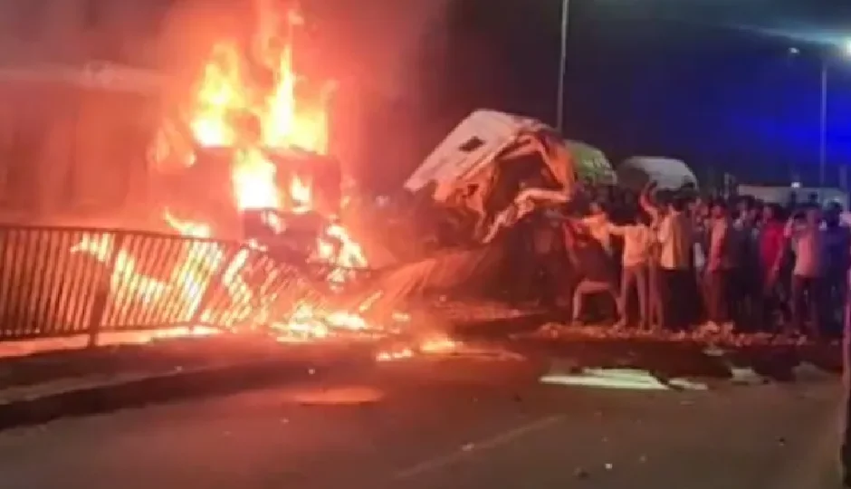 सिरोही में भीषण सड़क हादसा, दो ट्रेलरों की टक्कर के बाद लगी आग, ड्राइवर और खलासी जिंदा जले