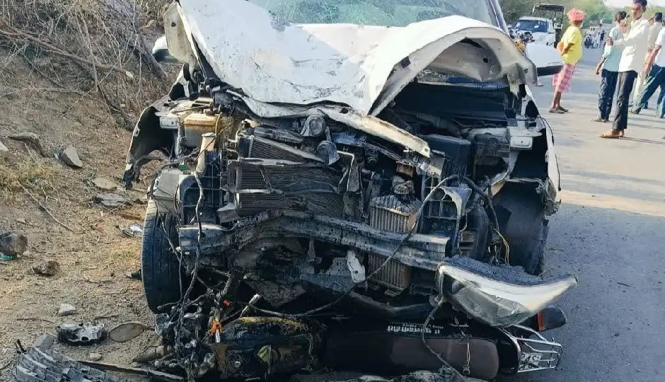 सिरोही में दर्दनाक हादसा: कार-बाइक टक्कर में एक ही परिवार के तीन लोगों की मौत, मां और दो बेटों ने गंवाई जान