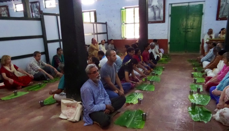 अगर आप ज़मीन पर बैठकर खाना नहीं खाते तो इसको पढ़ कर जरुर चालू कर देंगे