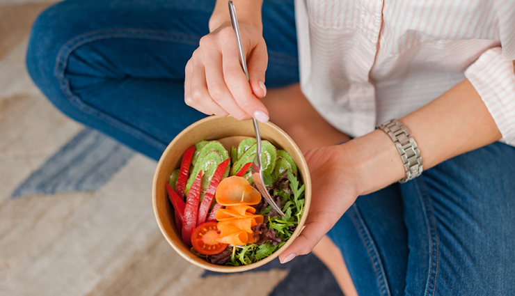 sitting cross-legged benefits,cross-legged posture health,sitting on floor for meals,digestion benefits sitting cross-legged,improve posture while eating,cross-legged circulation benefits,mindful eating practices,traditional eating postures,holistic health benefits of cross-legged sitting,cultural eating practices