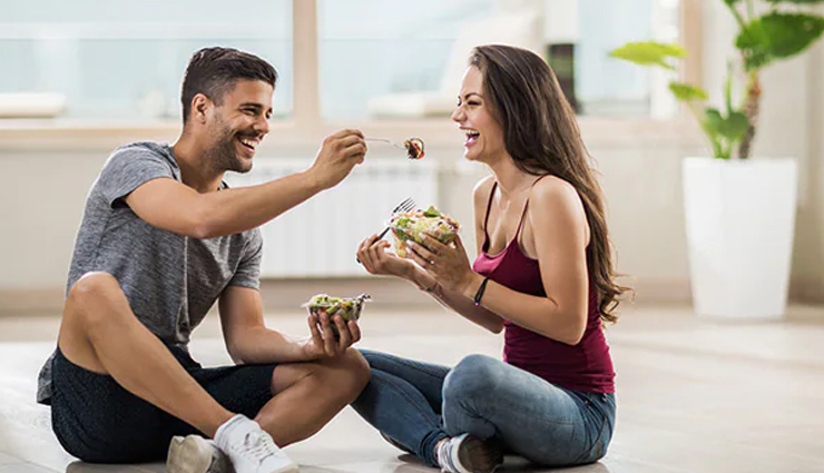 जमीन पर बैठकर भोजन करने के ये 7 फायदे जान रह जाएंगे दंग! 