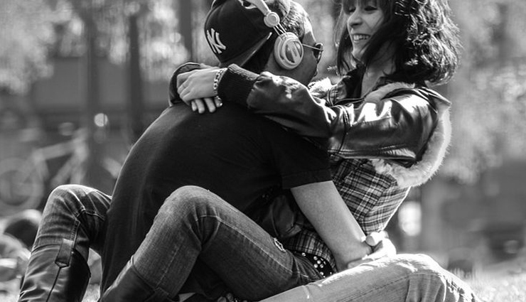 romantic touches to connect with your lover,ways to connect through physical intimacy,romantic gestures for couples,how to connect emotionally with partner,intimate ways to bond with lover,signs of affection in relationships,non-sexual romantic touches,deepen your bond with romantic touches,strengthen relationship with physical touch,affectionate gestures for couples