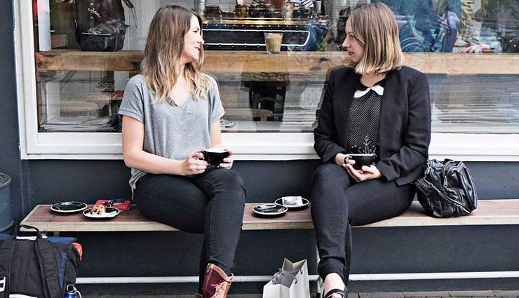 पैरों को क्रॉस करके बैठना बन सकता है दिक्कत, बढ़ता हैं इन 4 बिमारियों का खतरा 