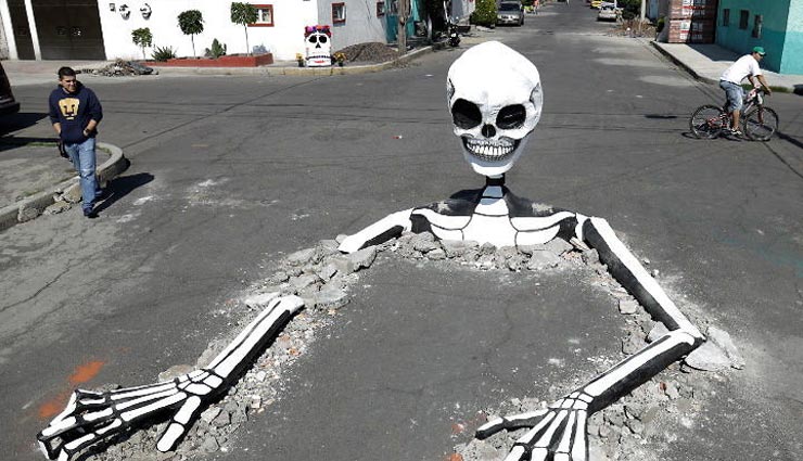 मैक्सिको में दो दिन मनाया जाएगा  'मुर्दों का दिन', शहर की सड़कों पर नजर आए विशाल कंकाल, देखे तस्वीरें